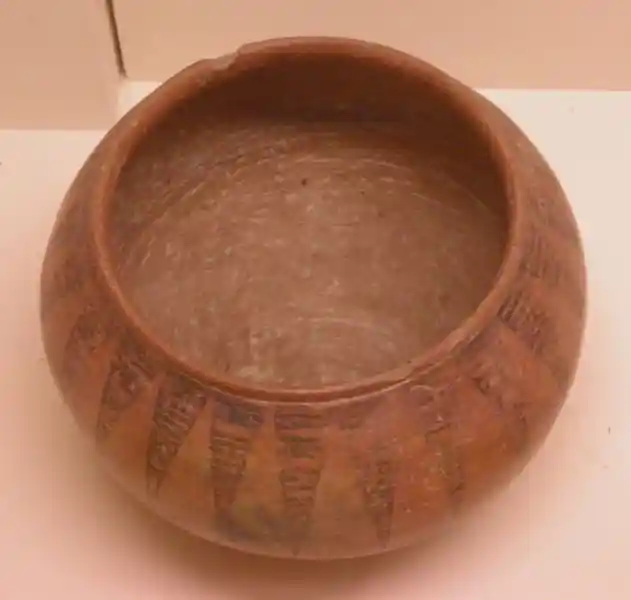 A vase with rays-like design around its lip